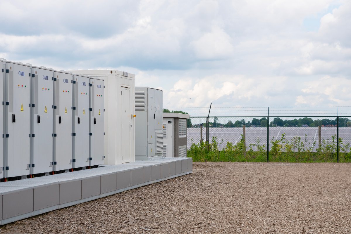 PowerField_'s tweet image. Goed nieuws: onze 52 MWh batterij voor #energieopslag is in gebruik genomen! Het #zonnepark en het opslagsysteem in Wanneperveen maken samen de grootste ‘co-locatie’ van Nederland, waarbij opwek en opslag van #duurzameenergie gecombineerd worden. 

eu1.hubs.ly/H0b09GM0