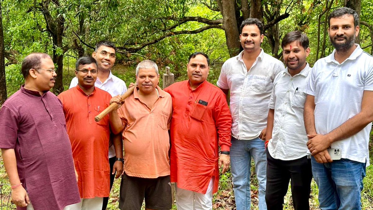 bjpkarmveer's tweet photo. आज #रांची_ग्रामीण जिले के #मैकलुस्कीगंज में पर्यावरण संरक्षण हेतु"एक पेड़ माँ के नाम" अभियान के निमित्त पौधारोपण किया। 
#वृक्ष_लगाओ
#जीवन_बचाओ https://t.co/xHYY82bNUq