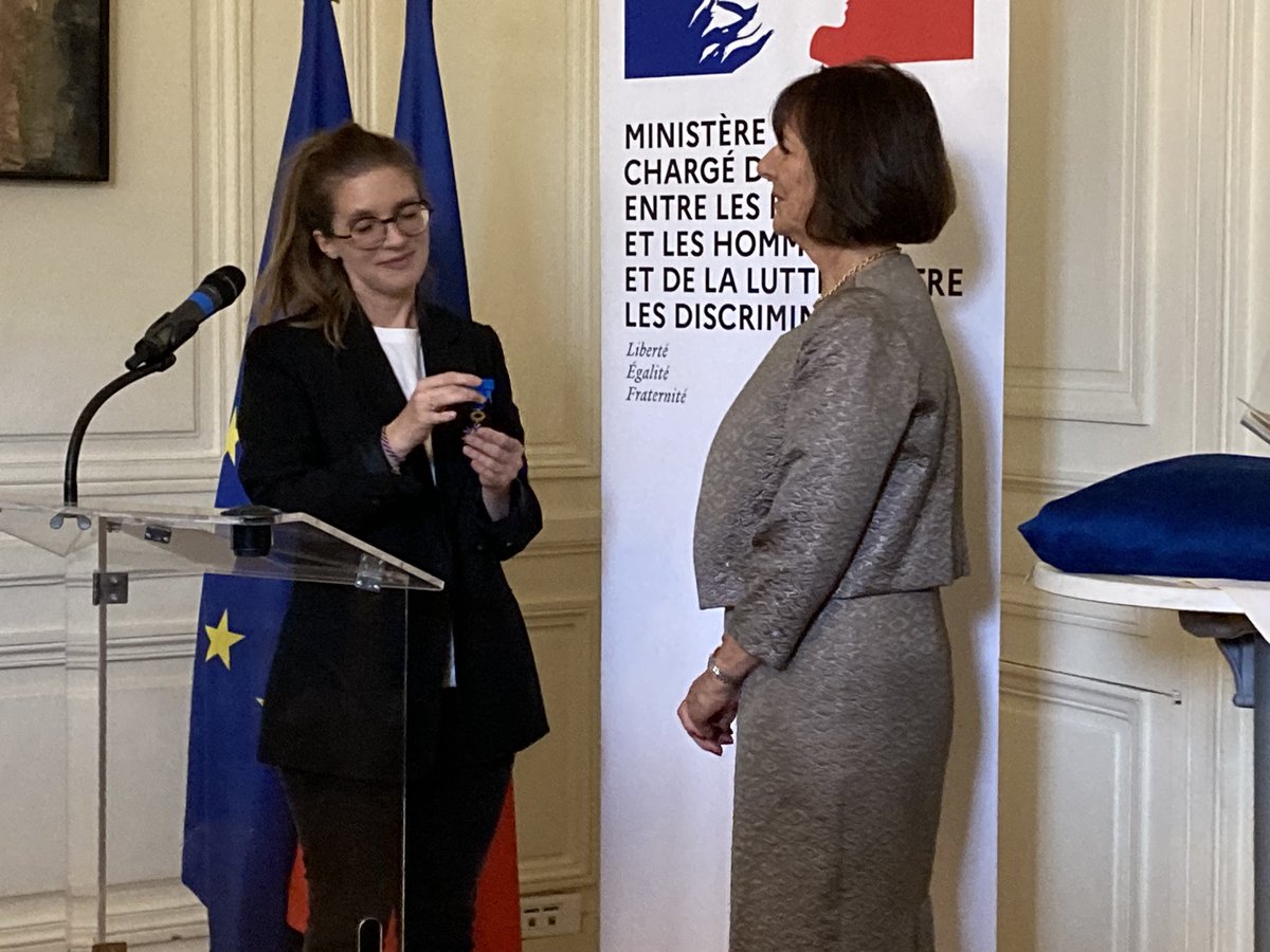 isabelle_blin's tweet photo. Féministe un jour, Féministe toujours : rappelle @CatLadousse lors de sa remise des insignes d’officier dans l’ordre National du Mérite par @auroreberge entourée de sa famille et de représentantes de réseaux: @CSexisme @HCEfh @Laboegalite @InterElles @2gapF https://t.co/tuFQAwsX4e