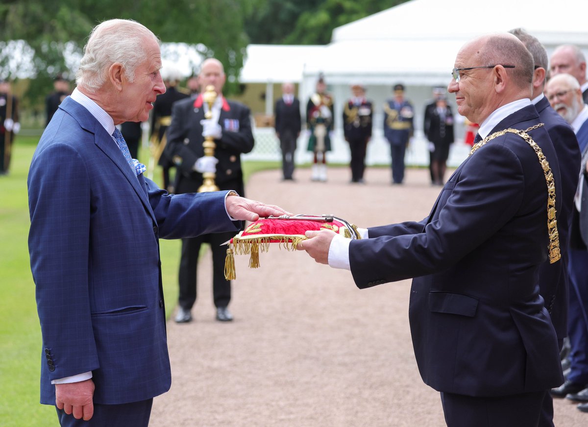 🗝️ Today, at the traditional Ceremony of the Keys, The King was welcomed into the city of Edinburgh, 'your ancient and hereditary kingdom of Scotland' by the Lord Provost, who offers him the keys of the city.