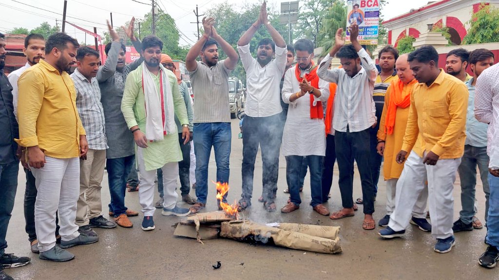 bjp4gzp's tweet photo. कांग्रेस सांसद राहुल गांधी के द्वारा हिंदुओं के हिंसा वाले बयान के विरोध में आज भाजपा युवा मोर्चा के जिलाध्यक्ष अनुज अकेला के नेतृत्व में हिंदुओ की भावनाओं को सदैव आहत करने वाली कांग्रेस पार्टी के नेता राहुल गांधी का पुतला फूंक कर आक्रोश व्यक्त किया। https://t.co/CnnYzDodk0