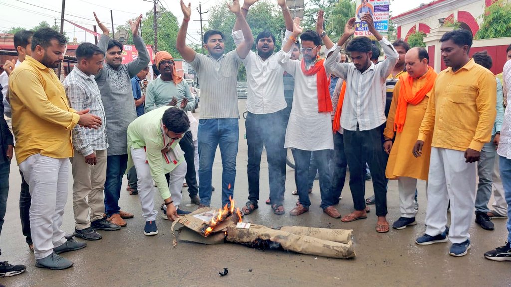 bjp4gzp's tweet photo. कांग्रेस सांसद राहुल गांधी के द्वारा हिंदुओं के हिंसा वाले बयान के विरोध में आज भाजपा युवा मोर्चा के जिलाध्यक्ष अनुज अकेला के नेतृत्व में हिंदुओ की भावनाओं को सदैव आहत करने वाली कांग्रेस पार्टी के नेता राहुल गांधी का पुतला फूंक कर आक्रोश व्यक्त किया। https://t.co/CnnYzDodk0