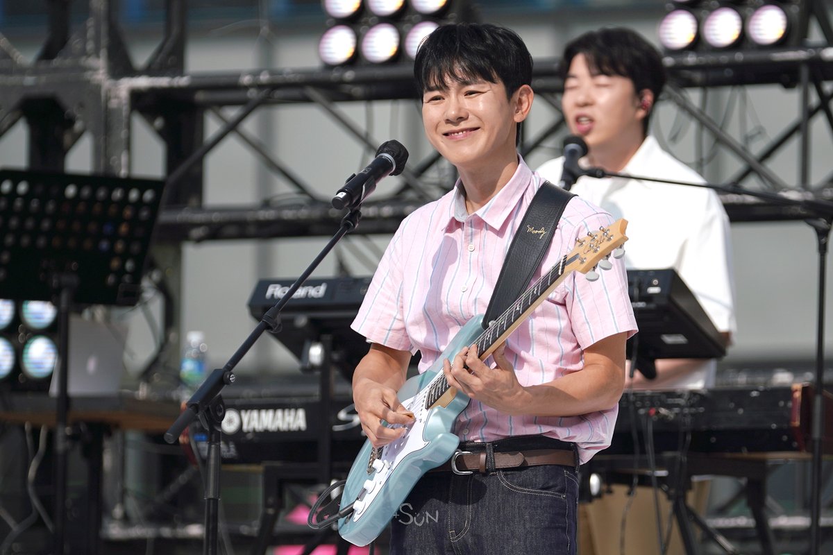 photo_by_sun's tweet photo. 240504 SEOUL FESTA 2024 - 서울 로드쇼
@광화문광장

#데이브레이크 #정유종 https://t.co/YfgJSUmHDh