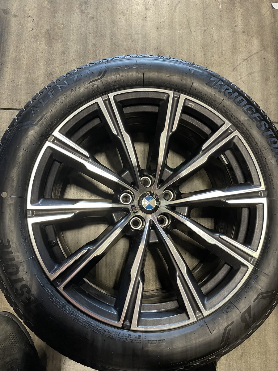 EJCordii's tweet photo. Brand new BMW wheel and tires 275/45/20 

5-112 bolt pattern https://t.co/KtuyUAGUhF