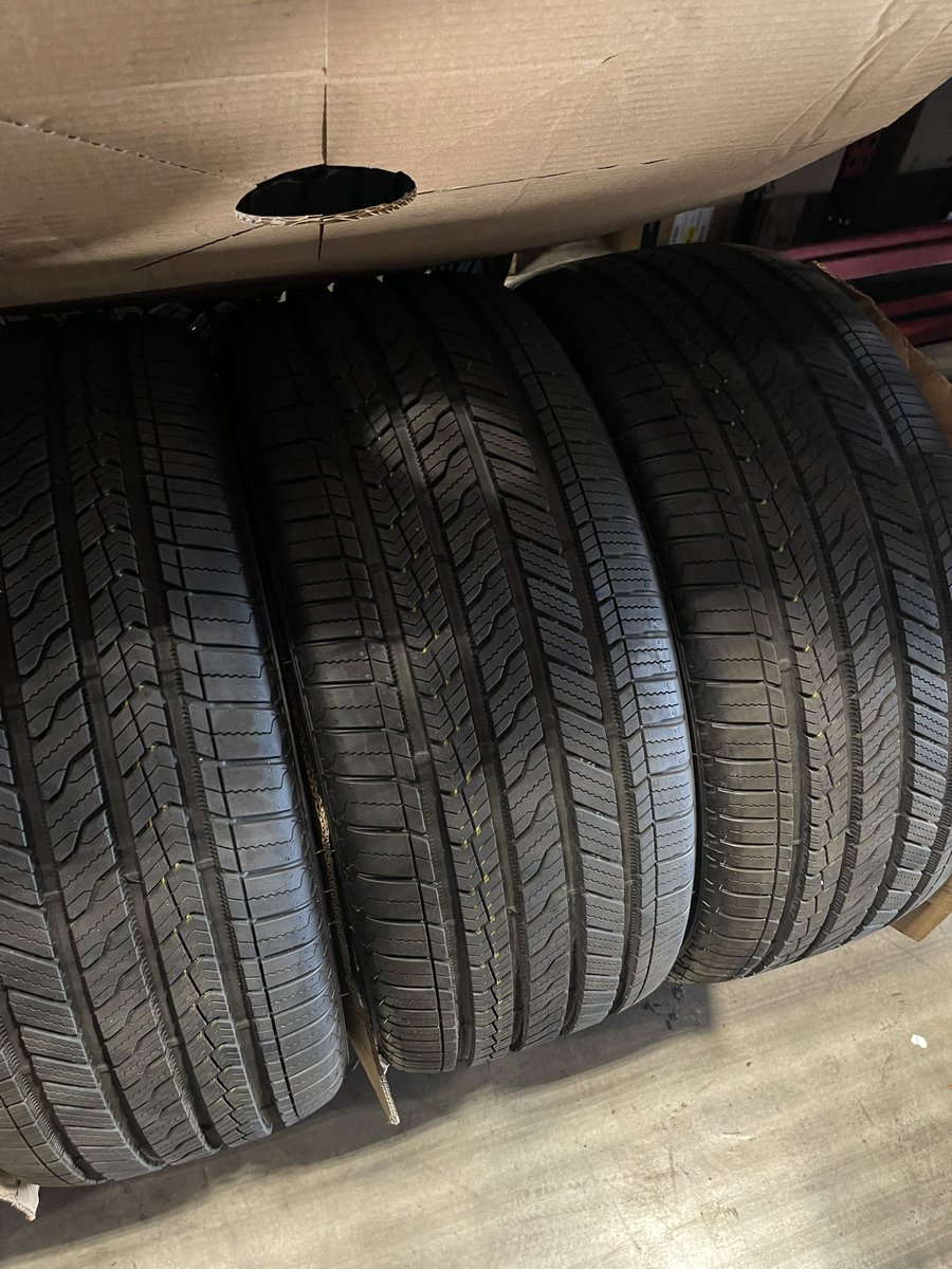 EJCordii's tweet photo. Brand new BMW wheel and tires 275/45/20 

5-112 bolt pattern https://t.co/KtuyUAGUhF