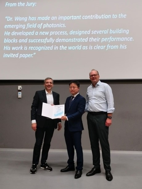 Congratulations to Dr. Yi Wang! 🎉 Yi has won the 2024 Else Kooi Award for his work on indium phosphide membrane photonics for large-scale integration 🔥 
Curious about Yi's work? Check out this recent article: lnkd.in/emaGUviD 

#photonicseu