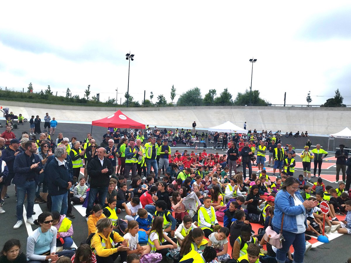 Arrivée grandiose sur l’anneau cycliste de l'<a href="/espacemayenne/">Espace Mayenne</a> à <a href="/Laval_la_Ville/">Laval la Ville</a> pour l’étape nationale du #ptittour à #vélo, et fin de l’épopée #AVeloVerslesjeux qui aura fait pédaler 2600 enfants de l’<a href="/UsepMayenne/">USEP Mayenne</a>. Avec les encouragement de la présidente nationale <a href="/VMoreiraUSEP/">Veronique Moreira</a>