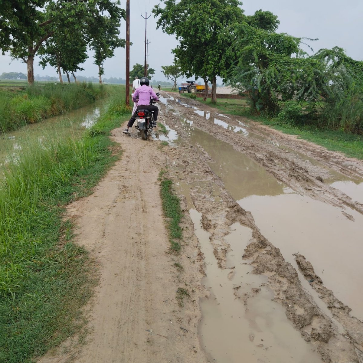 mkrishnadatta's tweet photo. @Cdosid1 ,@dmsid1 @CMOfficeUP @kpmaurya1 थोड़ा ध्यान इधर भी दे श्रीमान
जी नादेपार से कटहना का रास्ता बहुत खराब है अगर बन न सके तो रोड़ा राबिश ही गिरवा दे 
बड़ी कृपा होगी । https://t.co/t93fzyALPC