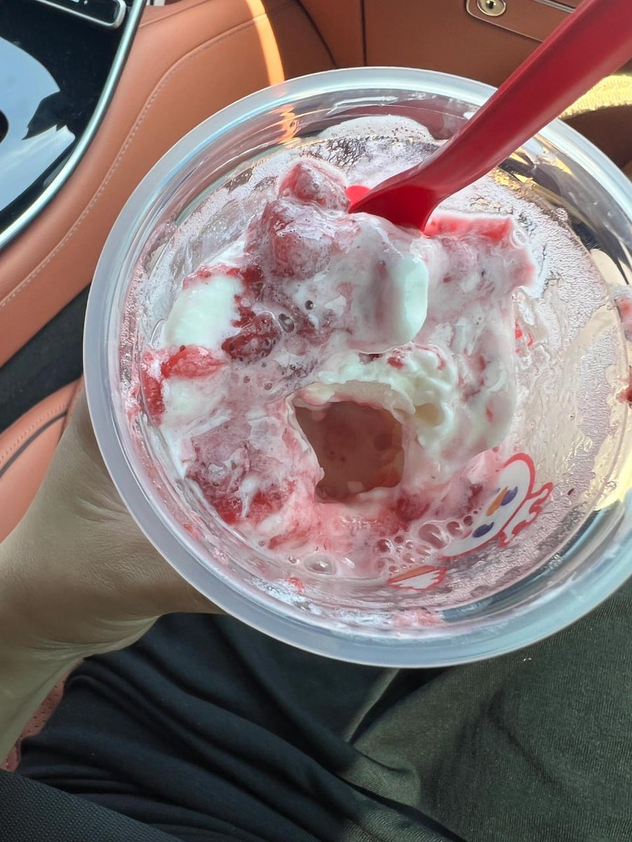 AbbieCoxx's tweet photo. If you want to eat ice cream, go out and buy it🤪🍥🍓 https://t.co/hFeTTG0lu9