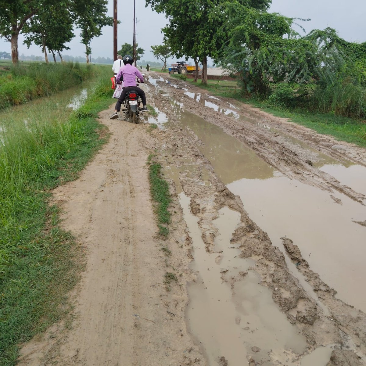 mkrishnadatta's tweet photo. @Cdosid1 ,@dmsid1 @CMOfficeUP @kpmaurya1 थोड़ा ध्यान इधर भी दे श्रीमान
जी नादेपार से कटहना का रास्ता बहुत खराब है अगर बन न सके तो रोड़ा राबिश ही गिरवा दे 
बड़ी कृपा होगी । https://t.co/t93fzyALPC