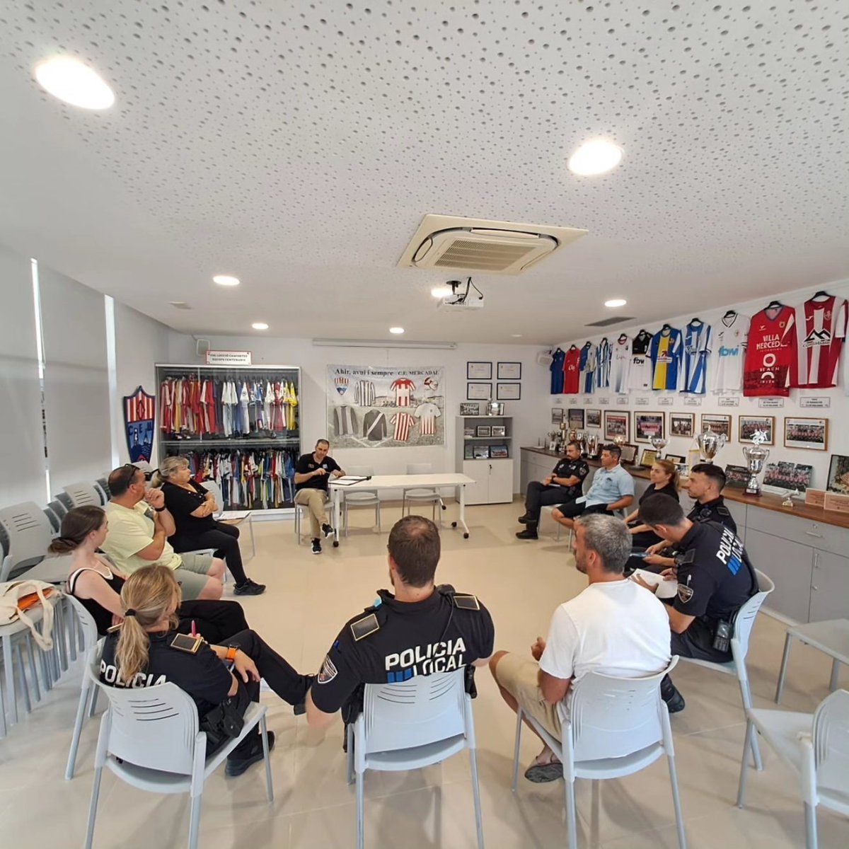 Final de curso en Menorca con los policías tutores y tutoras después de un año intenso.