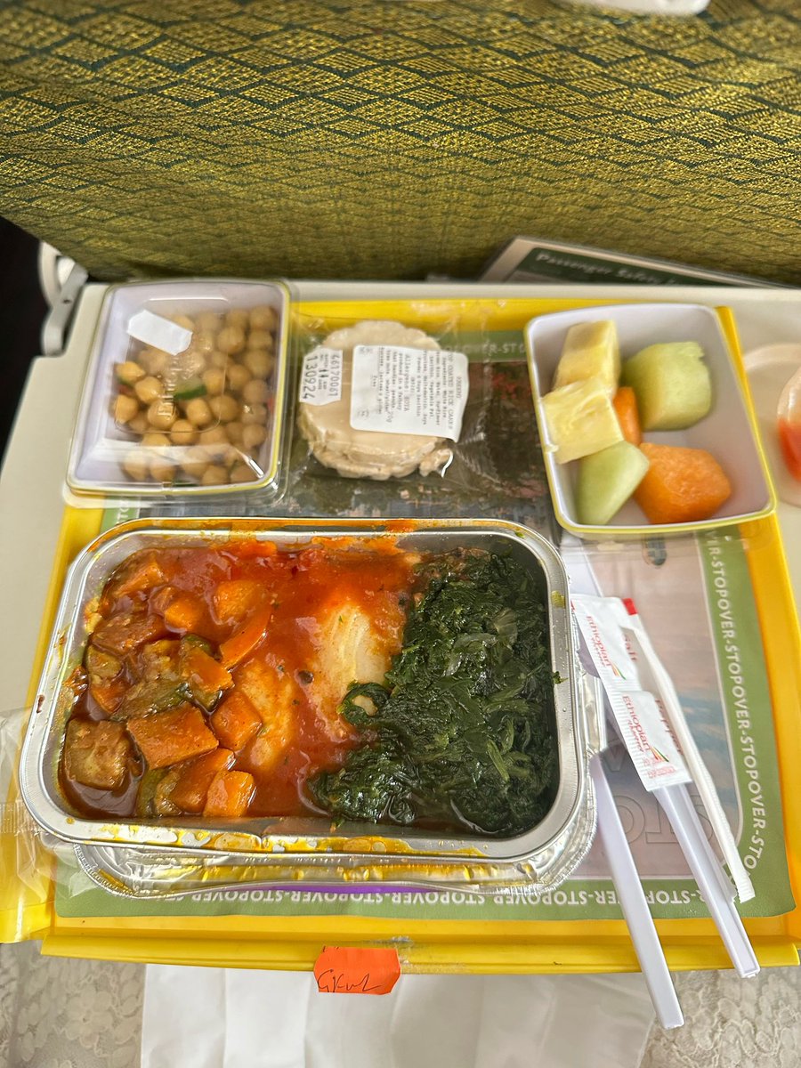 gfreePanda's tweet photo. エチオピア航空のグルテンフリー機内食②
野菜豊富で、意外と果物がかなり甘く瑞々しい。GFML定番の飛行機内のライスクラッカー。
本投稿が必要としている方にとって、参考になる情報の一つになりますように。
#GFML #エチオピア航空 https://t.co/pdeDxEmVCN