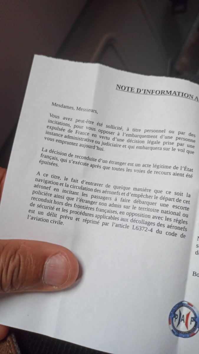 RimaHas's tweet photo. . La @prefpolice a distribué ce document pour dissuader les passagers de s’opposer à cette expulsion. https://t.co/jeITUhOP8H