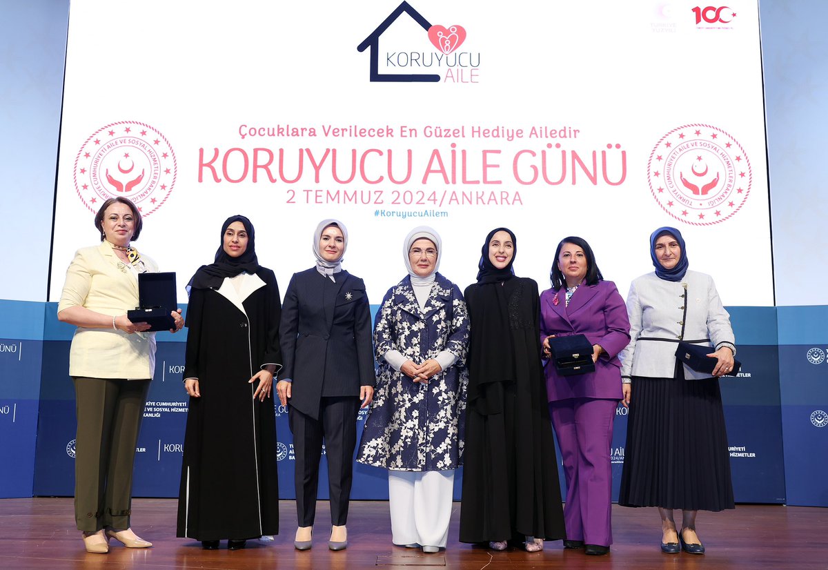 30 Haziran Koruyucu Aile Günü sebebiyle 81 ilimizin vali eşleri, değerli koruyucu ailelerimiz ve çocuklarımızla bir araya geldik.

Devlet koruması altında yetişen gencimizin hikâyesiyle gurur duyarken, koruyucu ailemizin örnek teşkil eden deneyimiyle umut bulduk.

Bir çocuk için