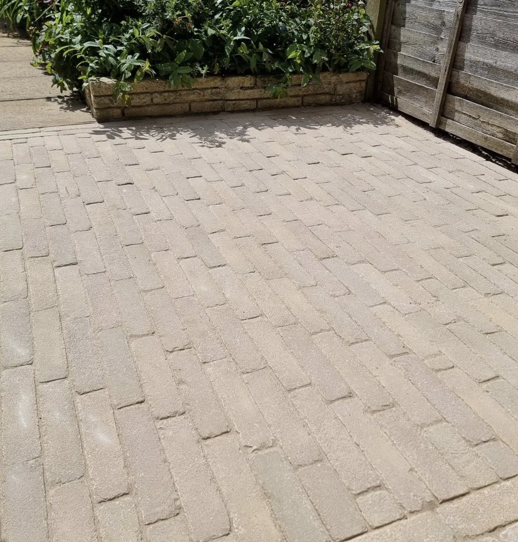 CountrySupplie's tweet photo. An evening terrace in Marlow now looks fantastic with the use of Brickworks Vande Moortel Aureum by Opus Landscapes. This has really opened and uplifted the space into a stunning oasis, and now the homeowner can enjoy it in the warmer months. ☀️ https://t.co/AwsXLq0Dig
