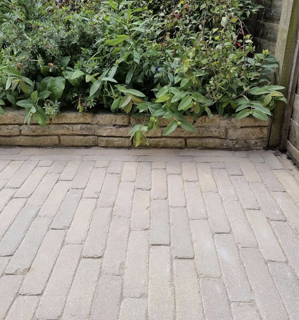 CountrySupplie's tweet photo. An evening terrace in Marlow now looks fantastic with the use of Brickworks Vande Moortel Aureum by Opus Landscapes. This has really opened and uplifted the space into a stunning oasis, and now the homeowner can enjoy it in the warmer months. ☀️ https://t.co/AwsXLq0Dig
