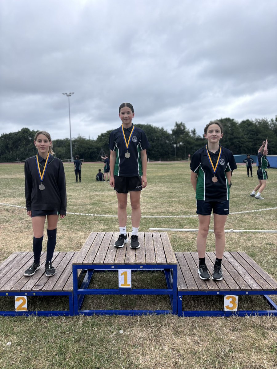 Our first medals of sports day have been won! 

Year 7 Girls 800M race:
🥇 Kiella L
🥈Lily C
🥉Emi D 

A huge well done and good luck to all of our athletes today.