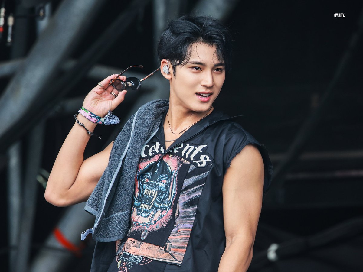 gyuszones's tweet photo. if the word 'superstar' was a person, it would be you kim mingyu🧎🏻‍♀️🧎🏻‍♀️🧎🏻‍♀️ https://t.co/ubUnvU0Ufl