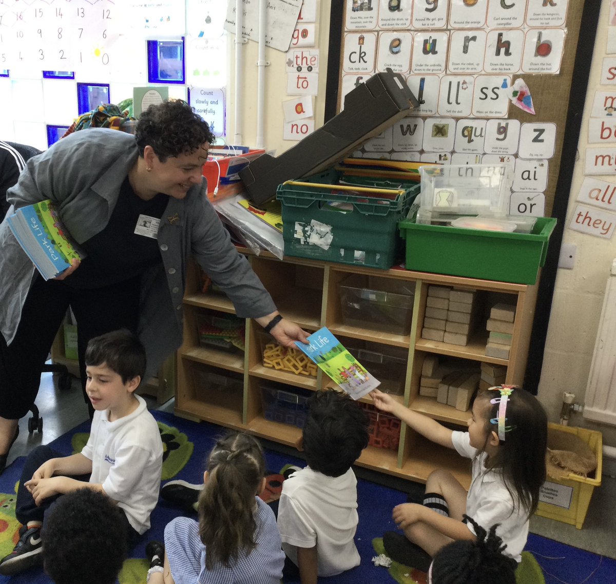 LarkHallPrimary's tweet photo. Nursery and Reception had a special visit from author Emmanuelle Smith who shared her wonderful book Park Life, all about Brockwell Park! #lheyfs #lhnursery #lhwaterloo #lhuecl #lhpscd #brockwellpark #parklife https://t.co/nX3ZbNMdbK