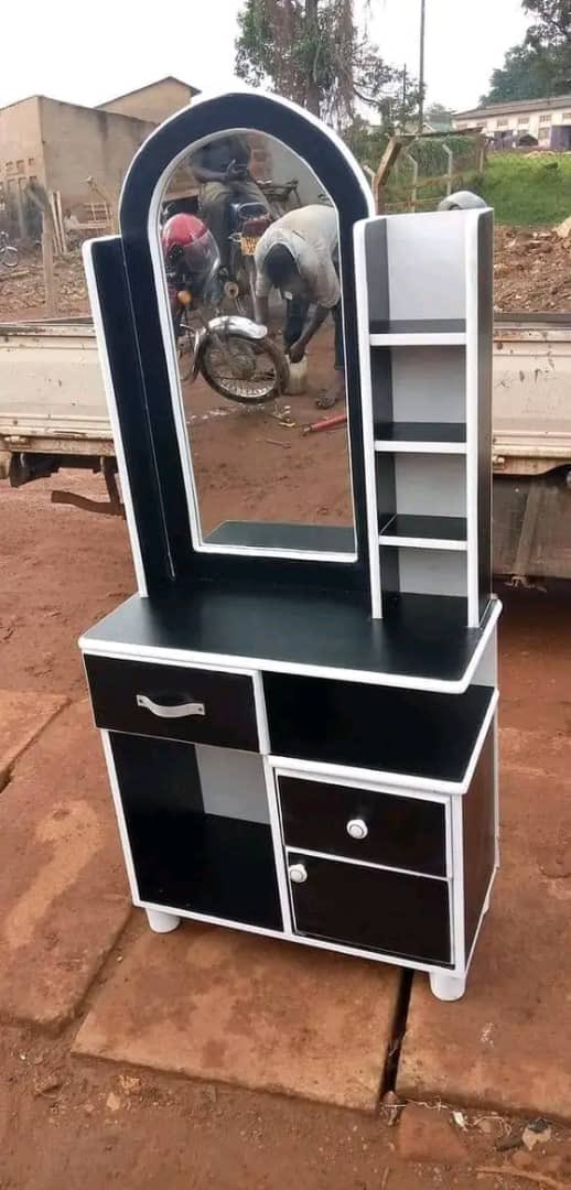 Iwacu27's tweet photo. Ese muri Geto yawe ugira intebe cg wicara hasi?
Ese mu nzu yawe ufite igitanda cg uryama hasi?
Ladies ufite akabati karimo mirror cg wirebera muri phone?
Muve muri analog wa 😂👏🏾💃🔥

Gana @Mrfurnuture bagukorere icyo wifuza kugiciro cyiza 🤝🏾 https://t.co/DKzivu2bow