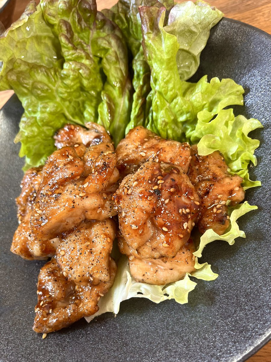 pikichidesuyo's tweet photo. 黒胡椒はたっぷりかけて
甘辛タレと鶏肉の絡みが最高
野菜に巻いて食べても👍 https://t.co/m6t5uEbqS4