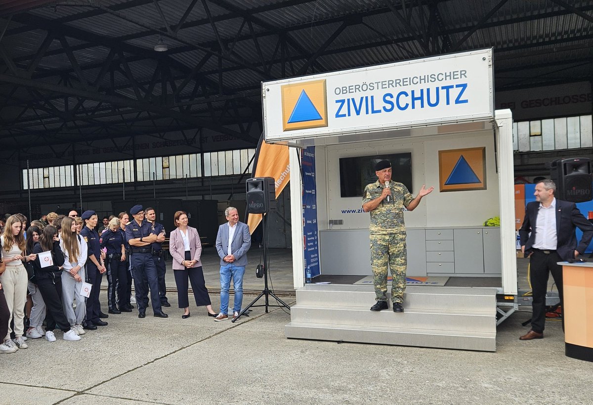 1968Ger's tweet image. Landessicheheitstag 2: Unter dem Motto "Sei der erste Helfer in Notsituationen-sei dein eigener Held" informieren die Einsatz- und Sicherheitsorganisationen rund 500 Schülerinnen und Schüler über das Ehrenamt und ihre Aufgaben. #Bundesheer