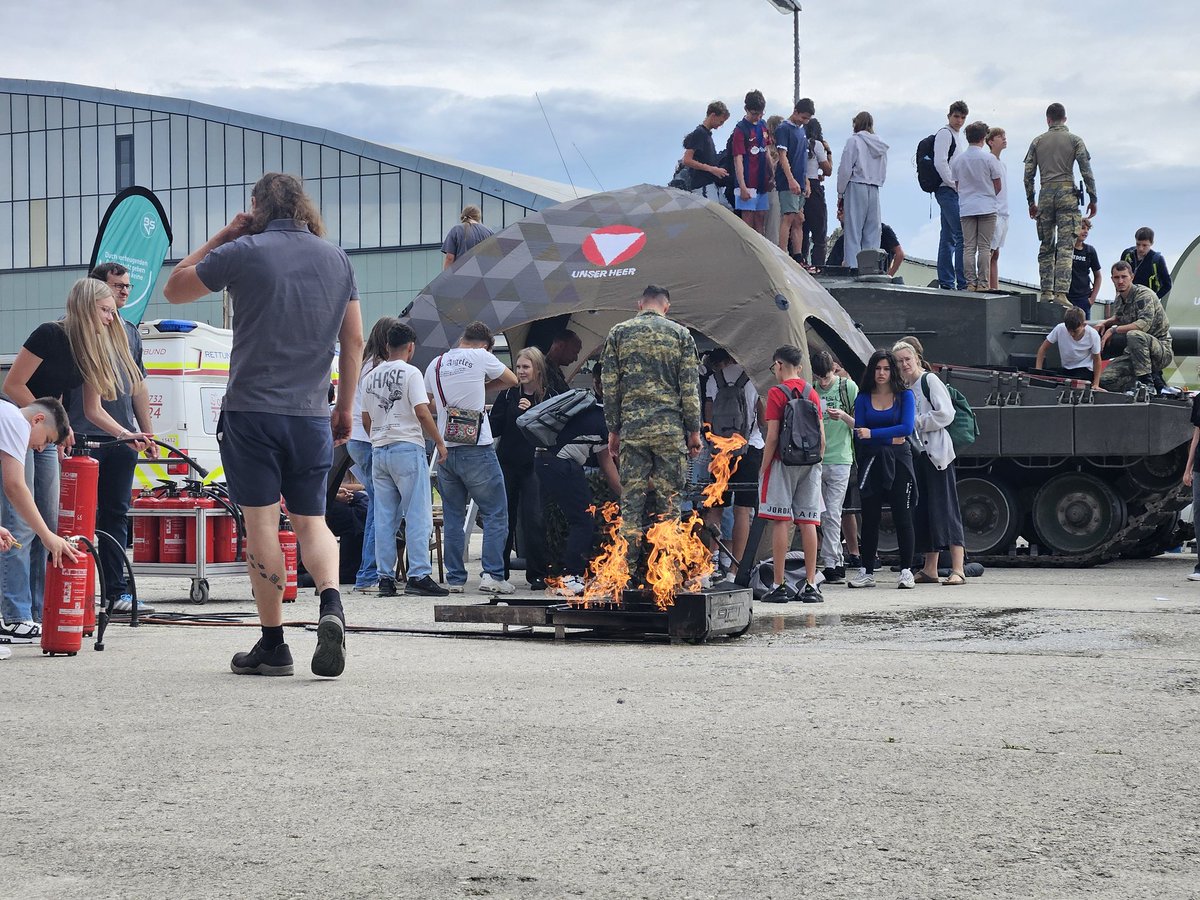 1968Ger's tweet image. Landessicheheitstag 2: Unter dem Motto "Sei der erste Helfer in Notsituationen-sei dein eigener Held" informieren die Einsatz- und Sicherheitsorganisationen rund 500 Schülerinnen und Schüler über das Ehrenamt und ihre Aufgaben. #Bundesheer