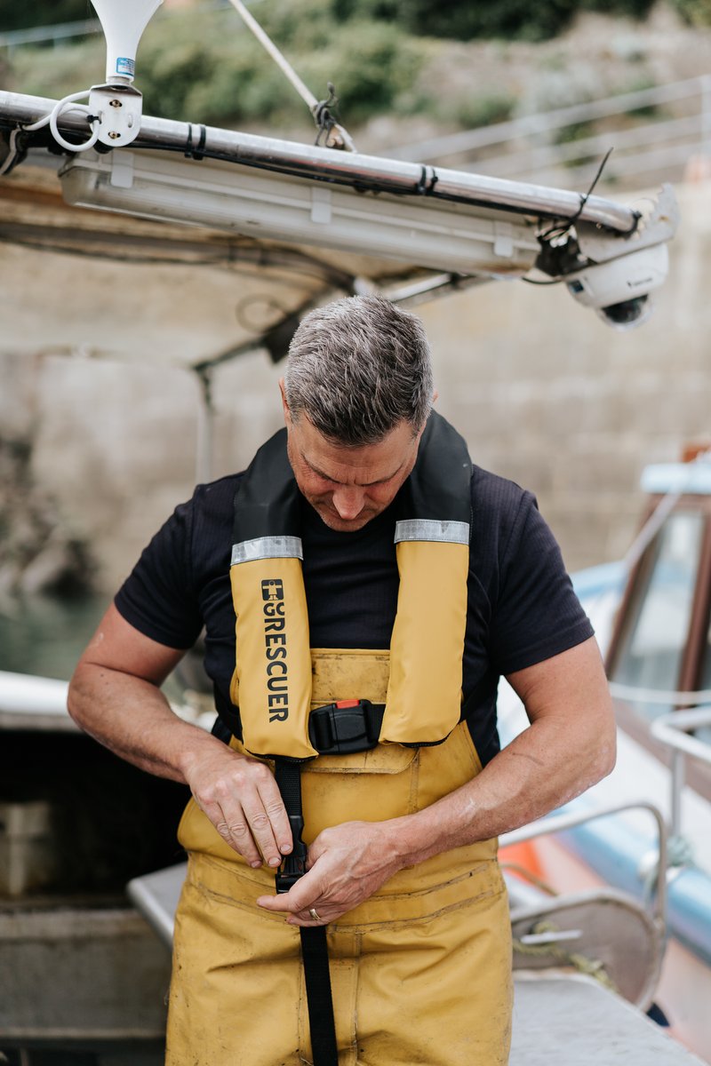 📢CALLING ALL FISHERMEN📢. 
 This is a survey on usage of Personal Flotation Devices (PFDs) in the UK's fishing industry. As a student at University of Leeds, Kuan Lan is aiming to capture your experiences of wearing a PFD 
 
To start the survey:

qualtricsxmf29zl43rq.qualtrics.com/jfe/form/SV_db…