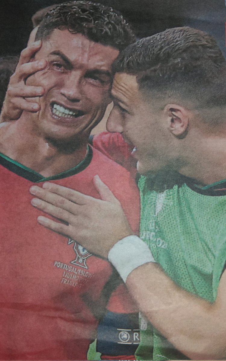 Llorando viendo la entrada 
que si paseón 
 que si mucho sentimiento
que si la tuya 
pero aquí vamos todos follaos y tú tienes el cuello como el pecho una gaviota