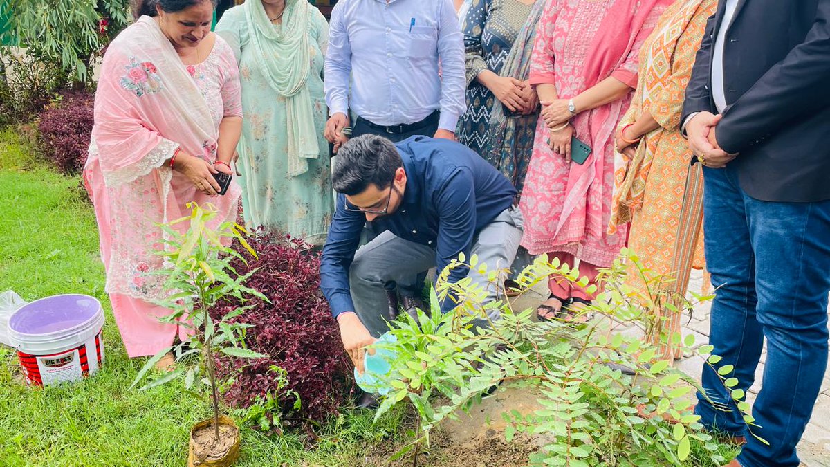 CdoBareilly's tweet photo. ऑप्टेशिया फाउंडेशन की महत्वाकांक्षी परियोजना “सपनों की पाठशाला” का उ०प्रा० विद्यालय डोहरा में मुख्य अतिथि के रूप में शुभारंभ किया I परियोजना की शुरुआत 50 स्कूलों से की गई है जिसका उद्देश्य ग्रामीण/शहरी इलाकों के छात्रों को गुणवत्ता युक्त शिक्षा प्रदान करना है। @basicshiksha_up https://t.co/V2PUYhCTys