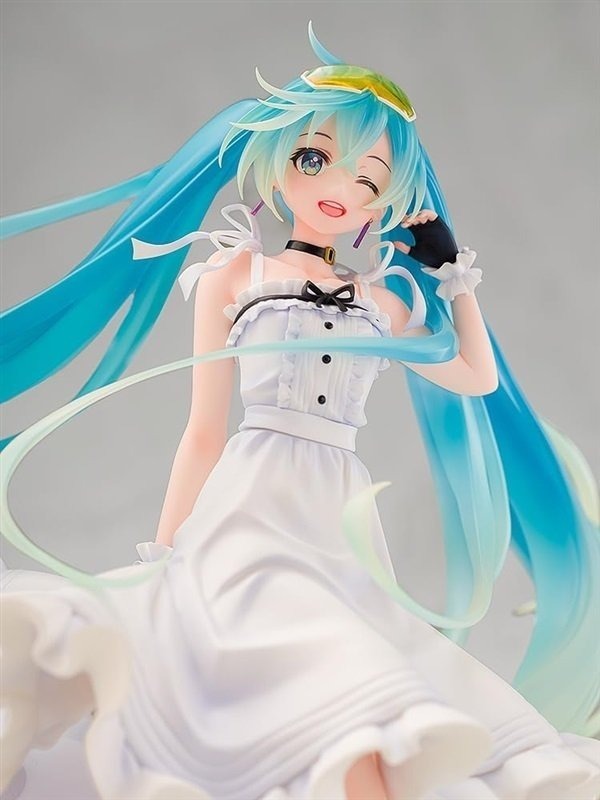 初音ミク GTプロジェクト」ハツラツとした笑顔や透明感あふれる白