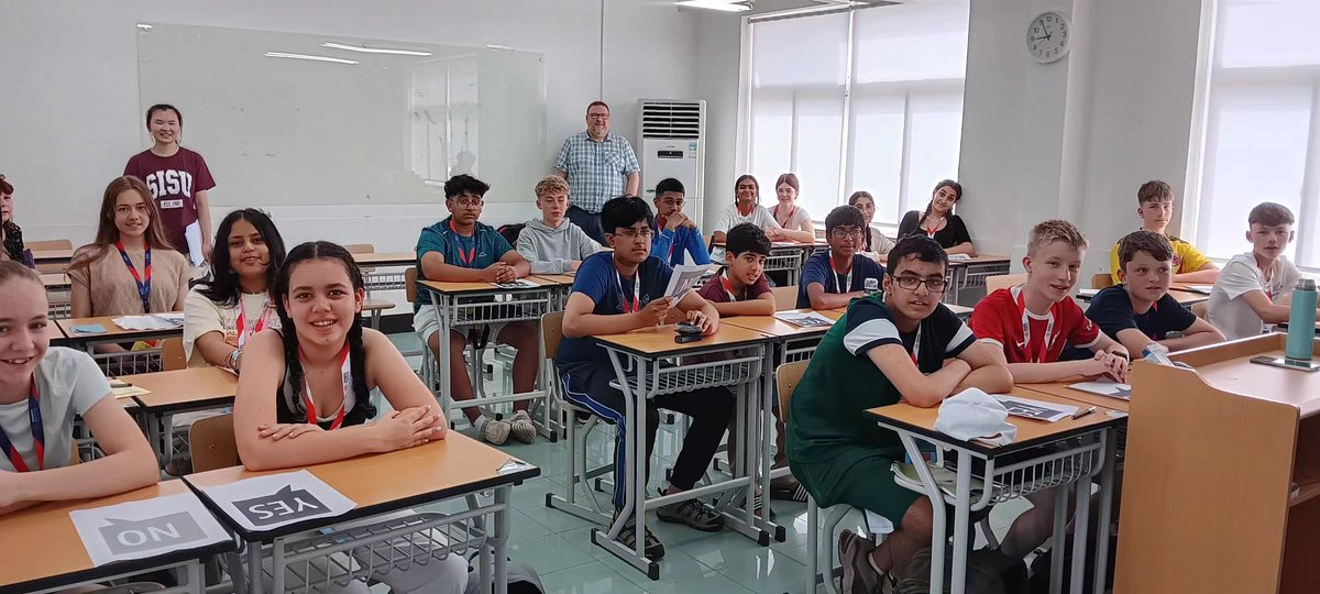 crossleyheath's tweet photo. Our Year 9 MEP students having their first Mandarin lesson at Shanghai International Studies University! #MandarinExcellenceProgramme #LeadersofTomorrow https://t.co/gy3ffSy3B5