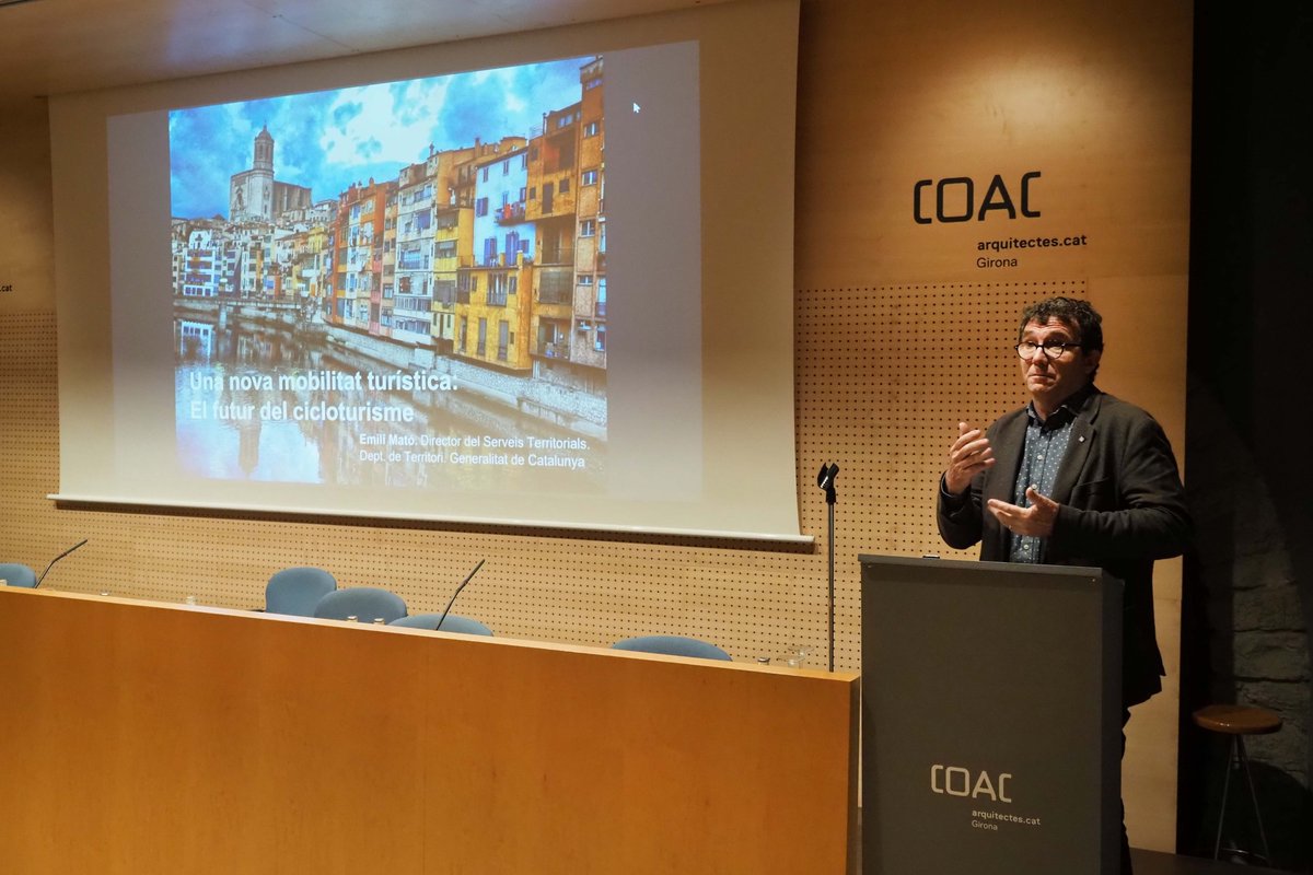Promoció Econòmica de Girona (@promocio_gi) on Twitter photo També la ponència de Núria Prats de <a href="/palco_gi/">Palau de Congressos de Girona</a> i Sònia Seracarbassa de Catalonia Convention Bureau, sobre les ciutats de la innovació i el MICE, així com la d'<a href="/Emilimato/">Emili Mató</a>, cap dels Serveis Territorials de Territori de Barcelona sobre el futur del cicloturisme. També la ponència de Núria Prats de <a href="/palco_gi/">Palau de Congressos de Girona</a> i Sònia Seracarbassa de Catalonia Convention Bureau, sobre les ciutats de la innovació i el MICE, així com la d'<a href="/Emilimato/">Emili Mató</a>, cap dels Serveis Territorials de Territori de Barcelona sobre el futur del cicloturisme.