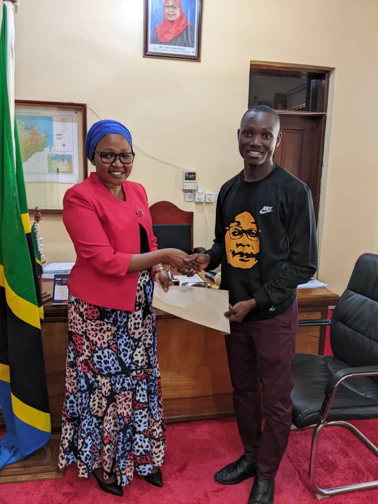 TanzaniaYetu___'s tweet photo. Mratibu wa TK-Mtwara Ndg. Naseem Makombe amewaongoza viongozi wa Mkoa kukabidhi RISALA ya UZINDUZI kwa  Mhe. Mwanahamisi Kumkunda, Mkuu wa Wilaya. Aliombwa chumba cha ofisi na kuahidi kulifanyika kazi.

Pia amepokea zawadi ya SABUNI YA MAJI iliyotengenezwa na wana TK https://t.co/tzVc8cYN4Z