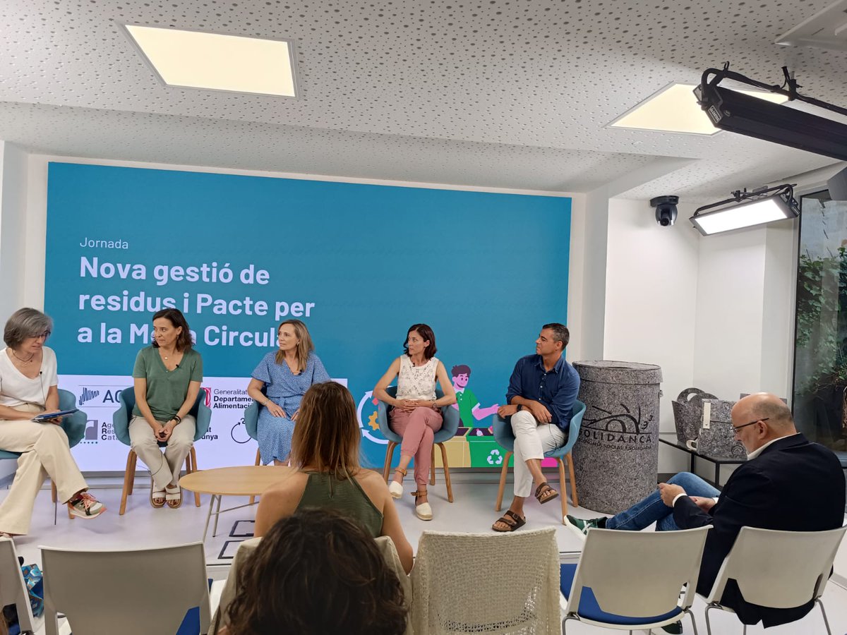 Solidanca's tweet image. Avui participem a la Jornada &apos;Nova gestió de residus i Pacte per la Moda Circular&apos;

Parlarem de la nova Guia de contracració de la recollida de tèxtil, el Pacte per la Moda Circular i els nous reptes i dificultats de la nova llei

#Pacteperlamodacircular 
@ACMunicipis @residuscat