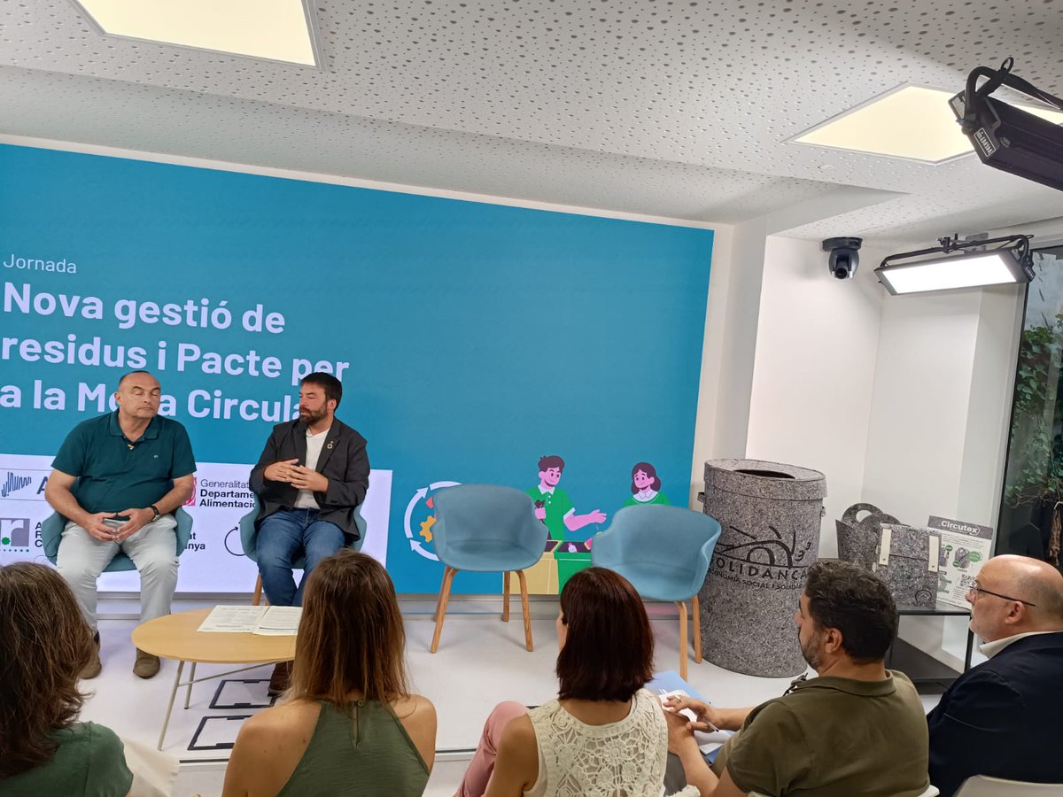 Solidanca's tweet image. Avui participem a la Jornada &apos;Nova gestió de residus i Pacte per la Moda Circular&apos;

Parlarem de la nova Guia de contracració de la recollida de tèxtil, el Pacte per la Moda Circular i els nous reptes i dificultats de la nova llei

#Pacteperlamodacircular 
@ACMunicipis @residuscat