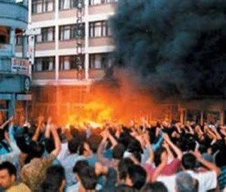 zekikayahan's tweet photo. Burada sığınmacıların evini, arabasını yakan, dükkanlarını taşlayan kalabalık; Allahu Ekber diye bağırıyor…
Suriye’de bayrağımızı yakan, araçlarımıza, vatadandaşımıza, açtığımız hastaneye vs. saldıran, taş atan, ateş eden kalabalık da Allahu Ekber diye bağırıyor…
Sivas’ta, Madımak’ta insanları diri diri yakanlar da Allahu Ekber diye bağırıyordu…
Ortadoğu’da kimi ülkelerde; insanların kafasını kesen, yakan, kadınları taşlayarak öldürenler de Allahu Ekber diye bağırıyor… 
DURUN SİZ KARDEŞSİNİZ! 
“Allahu Ekber” diyerek denizleri temizleyen, fidan diken, sokak hayvanlarına sıcak yaz günlerinde su veren, ormanlar yok edilmesin diye direnen, açlık-yoksulluk için itiraz eden kalabalıklara hiç denk gelmedim… 
 #UnutMadımaklımda