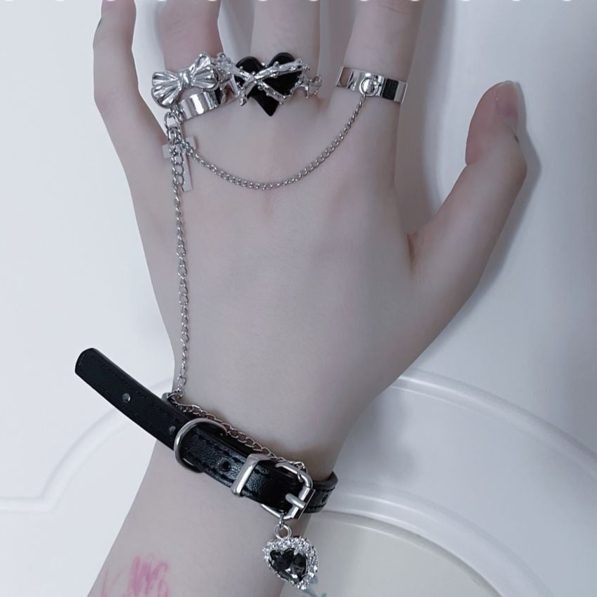 Maidens_Reve's tweet photo. 💕Maiden's Rêve
    プレゼントキャンペーン°˖✧

🎁地雷系チェーン付き指輪ブレスレット🎁
https://t.co/vgDom2GLFw

🎀参加条件🎀
→@Maidens_Reveをフォロー
→このツイートをRT

🎀締め切り🎀
　8月2日

❣ご希望のカラーをコメント/引用RTで当選確率アップ❣ https://t.co/qsFugxD4W9