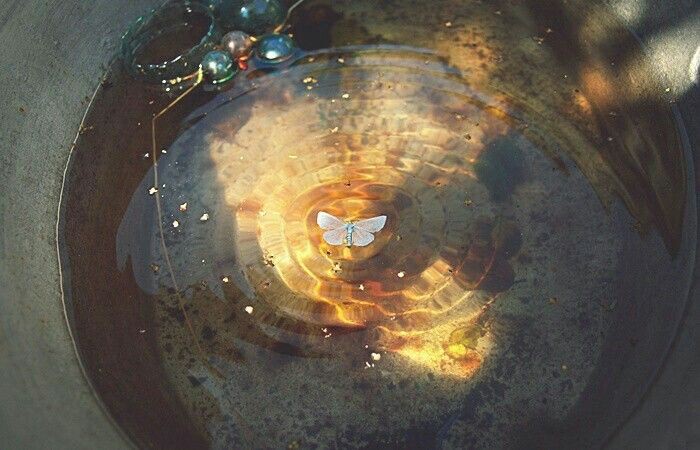 Повторение мать учения, потому представлюсь ещё раз. Меня зовут Жуань Мэй. 

Сейчас я немного занята в лаборатории, но если это срочно - свяжитесь со мной через смс, чтобы назначить встречу. В ином случае прошу не беспокоить.