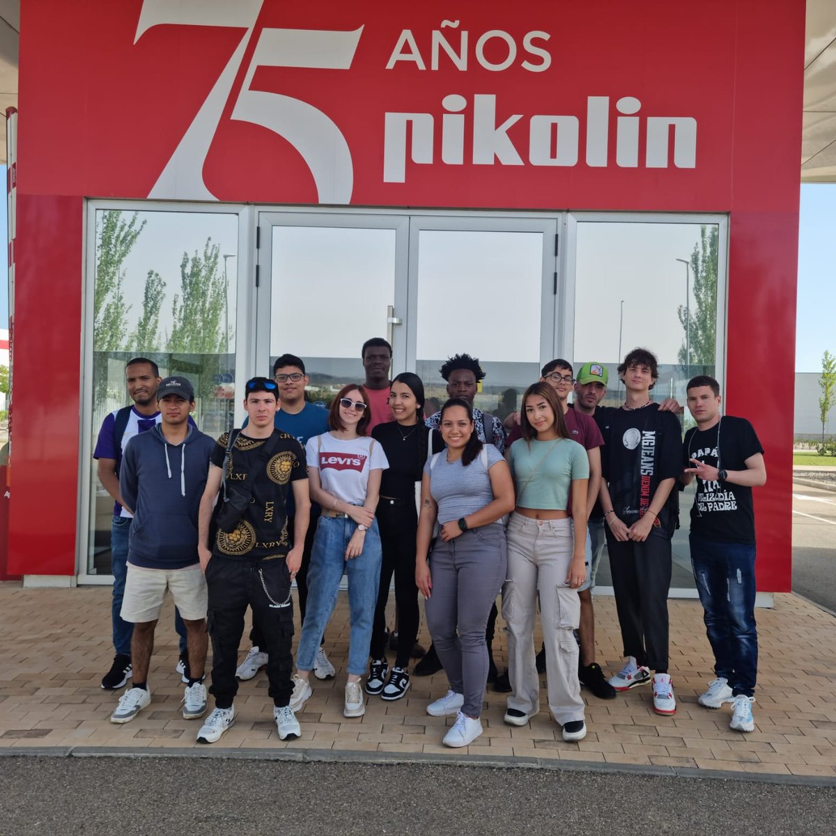 LacorFormacion's tweet photo. ¡Excursiones que impulsan la manera de formarse! 🚀

La semana pasada, nuestros alumnos visitaron las instalaciones de @pikolin.

Una oportunidad fantástica para ver de cerca y saber más acerca del funcionamiento de una de las empresas referente en Aragón. https://t.co/Mmg1t8y1QW