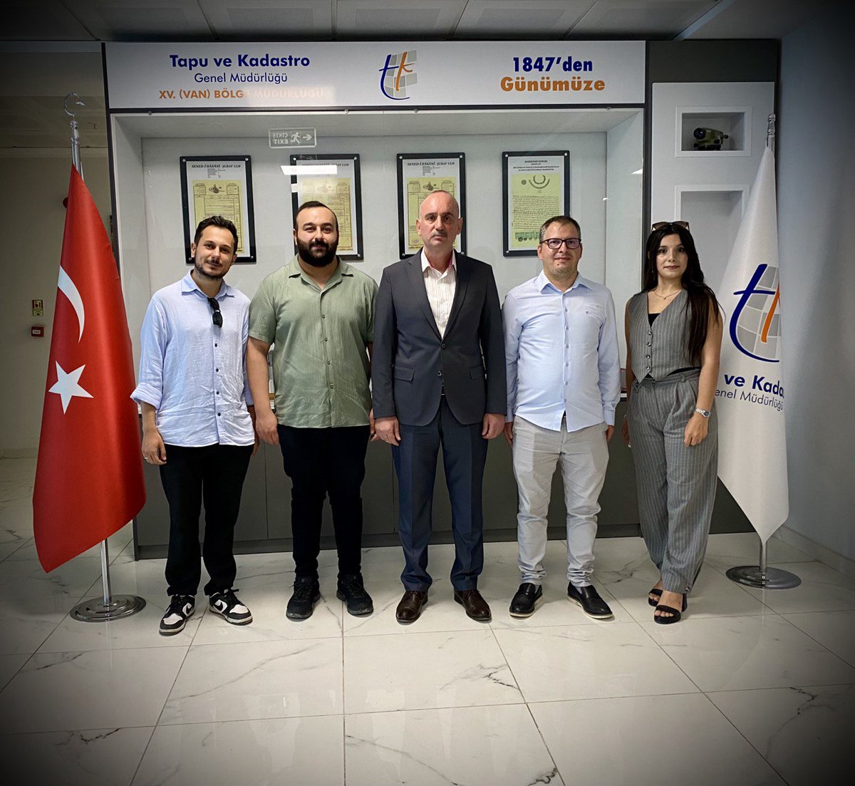 <a href="/CbsDernegi/">CBS DERNEGI</a> Genel Merkezi ve <a href="/VanCbsDernegi65/">VanCbsDerneği</a> Derneği olarak <a href="/van_tkbm/">Tapu Kadastro Van Bölge Müdürlüğü</a> 15.Bölge Müdürü Burak Çelebi KARAGÖZ beyefendiyi makamında ziyaret ettik.Dernek olarak Van ilinde gerçekleşecek projelerimizden bahsettik
Misafirperverliklerinden dolayı teşekkür ederiz.<a href="/OmerAlan_10/">Ömer Alan 🇹🇷</a> <a href="/hvvcftc04/">Havva Çiftçi</a>