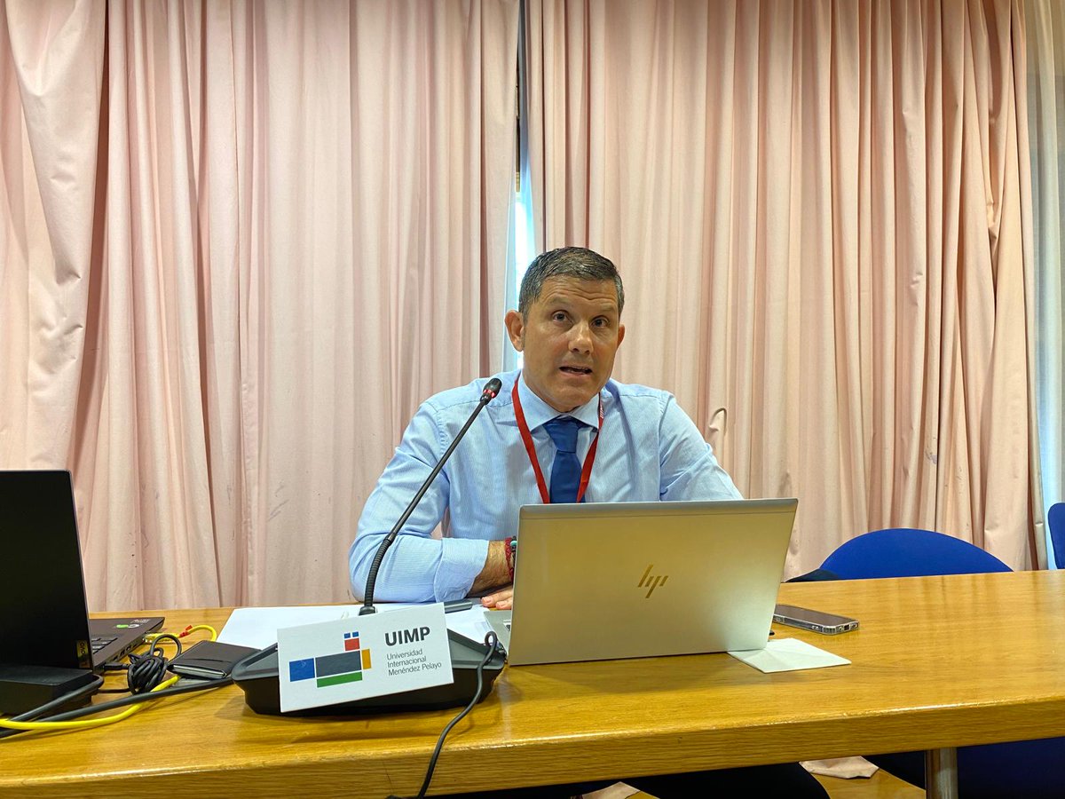 Ph2Cantabria's tweet photo. Red Troncal Española del Hidrógeno 🔧 Jesús Gil Jiménez de @enagas nos presenta la Red Troncal Española del Hidrógeno. ¡Descubriendo más sobre esta infraestructura clave! @UIMP #InfraestructuraH2 #PH2C https://t.co/tSUZgWA3Q3