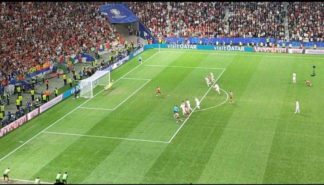 juancarlosrey7's tweet photo. Penosa Eslovenia ayer y por el bien del fútbol, aliviado porque pasase Portugal.
Cristiano tuvo el récord pero el paradón de Oblak, ¡qué porterazo! lo evitó.
Pepe, pese a ese error final(hubiera sido injusto), partidazo y ovación.
#eurocopa
#dandoalrec https://t.co/bnZ1qNvKmn