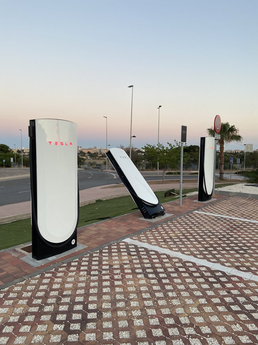 aiser98p's tweet photo. Alguien se ha equivocado entre el acelerador y el freno 😬😬 #Tesla https://t.co/VbRJk4oryU