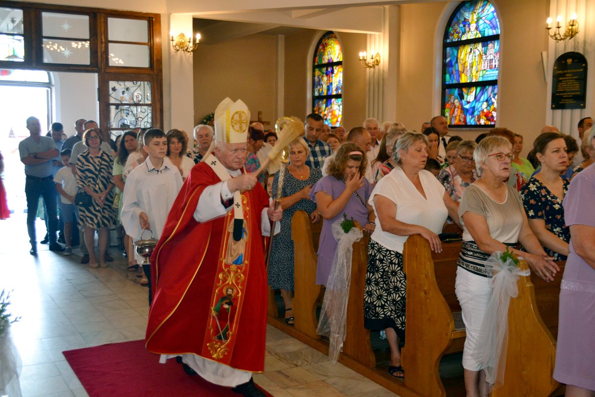 radiofara's tweet photo. 💒 #AbpAdamSzal poświęcił kamienny ołtarz w parafii pw. św. Piotra i Pawła w #Kaszyce, które obchodzi jubileusz 300-lecia istnienia.
🎧 https://t.co/ntJUk6wZvZ
📷 fot. Łukasz Sztolf https://t.co/xXjOOQm7aS