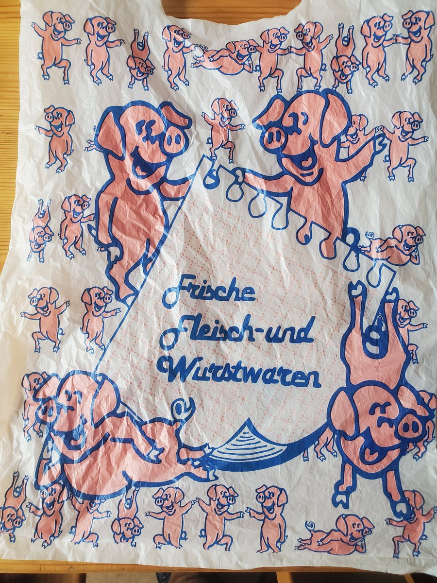 Bei einer Landmetzgerei im Brandenburgischen wurden meine Sachen in diese Tüte eingepackt. 
Hei, da würde ich als Schweinchen auch tanzen und frohlocken, wenn ich zu so schönen frischen Fleisch- und Wurstwaren verarbeitet würde!