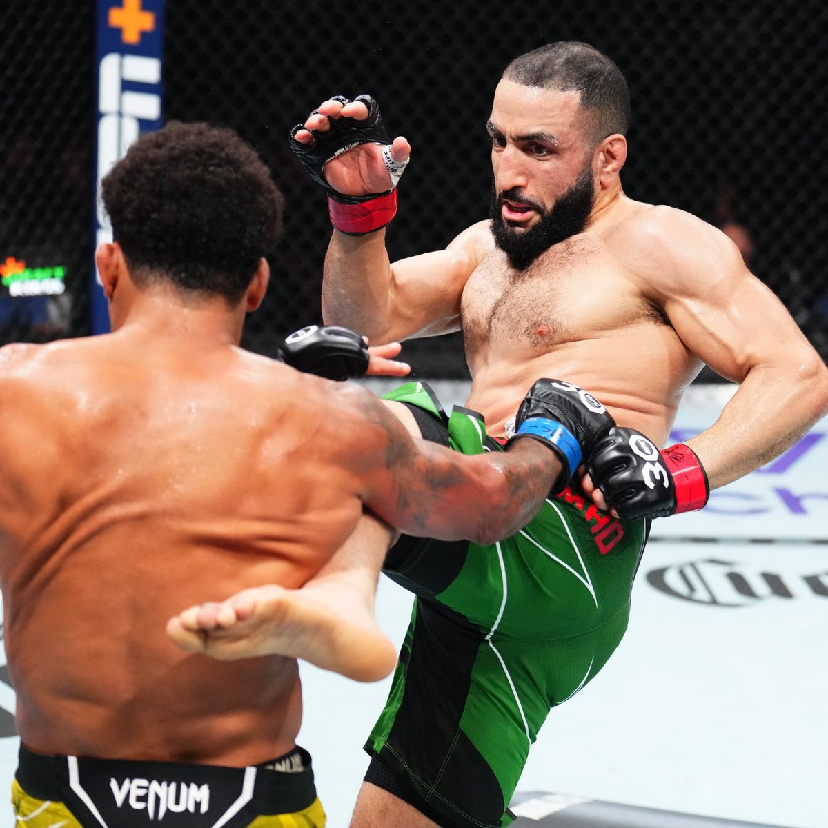 DovySimuMMA's tweet image. would your rather

eat a clean left                   watch belal 
hook from alex.      Or.          fight