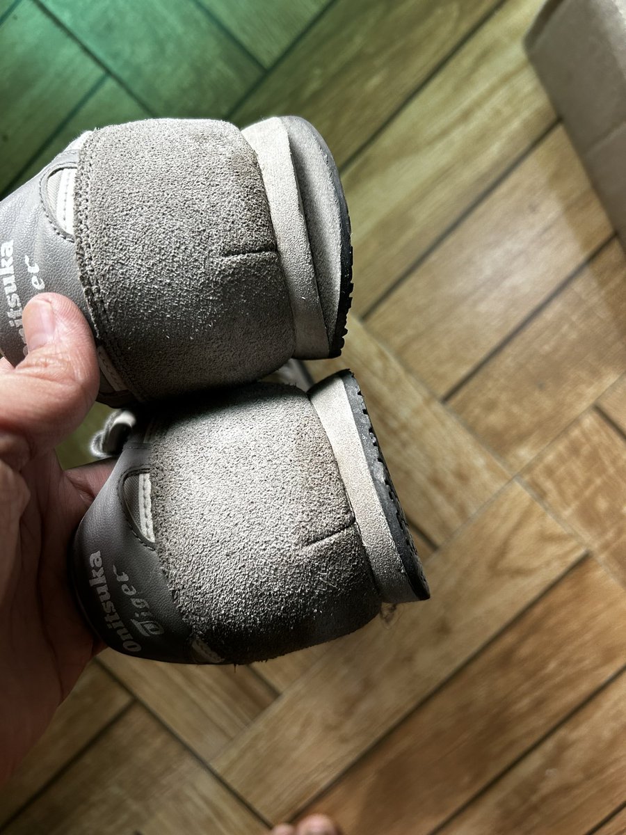 Ric22sin's tweet photo. @OnitsukaTiger This is what happened after wearing it for max 2-3 times https://t.co/eD6qBiCTwy