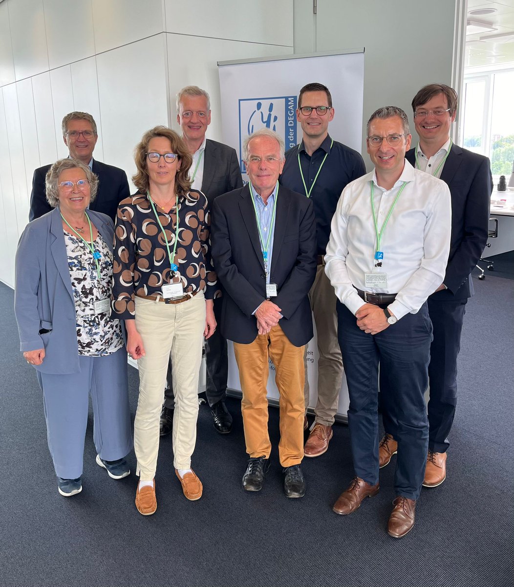 Wir als Stiftung fördern Nachwuchs und Forschung in der #Allgemeinmedizin - umso dankbarer sind wir, wenn wir bei dieser Aufgabe ebenfalls Support bekommen, hier z.B. von unserem #DESAM Stiftungsrat, auf Einladung von Thomas Ballast (<a href="/DieTechniker/">Die Techniker</a>) in Hamburg. Klasse Austausch!