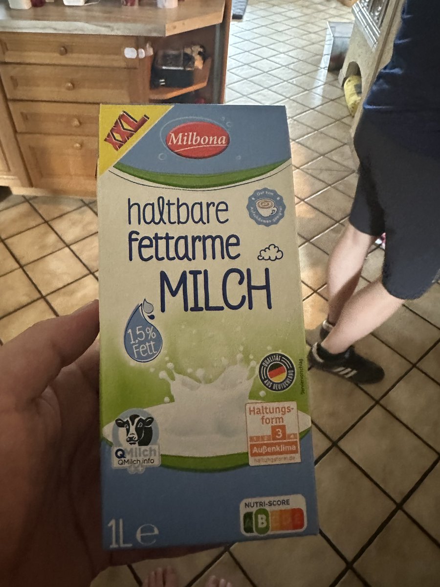 alltagsvlog's tweet photo. Was zum Geier meint #milboa eigentlich mit XXL bei einer 1 Liter Packung Milch?
War das nicht seit über 30Jahren schon immer 1 Liter? https://t.co/j42Kum6qzL